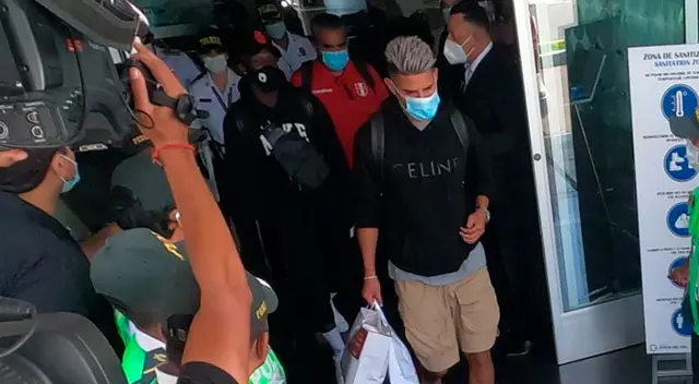Carlos Zambrano y Luis Advíncula llegaron a Lima para unirse a la Bicolor Carlos Zambrano y Luis Advíncula llegaron a Lima para unirse a la Bicolor