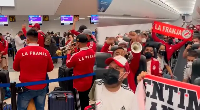 Hinchas peruanos partieron a Montevideo con cánticos a la Selección Peruana