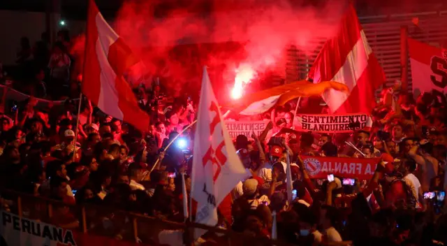 Así se vivió el banderazo de la bicolor en Montevideo Así se vivió el banderazo de la bicolor en Montevideo
