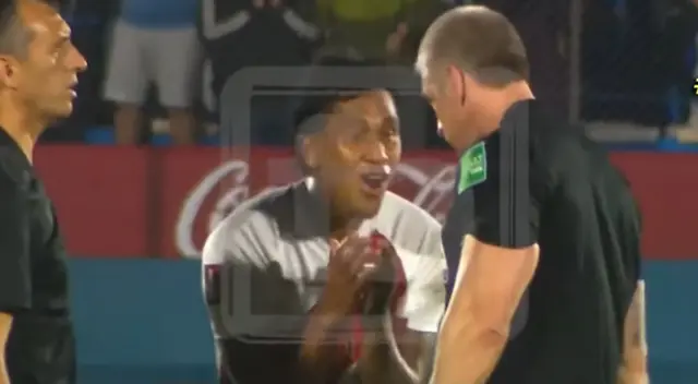 Renato Tapia increpa al árbitro Daronco por no validar el gol de Perú ante Uruguay Renato Tapia increpa al árbitro Daronco por no validar el gol de Perú ante Uruguay