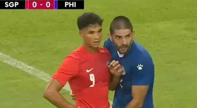 Defensor de filipinas agarró los genitales a delantero de Singapur Defensor de filipinas agarró los genitales a delantero de Singapur