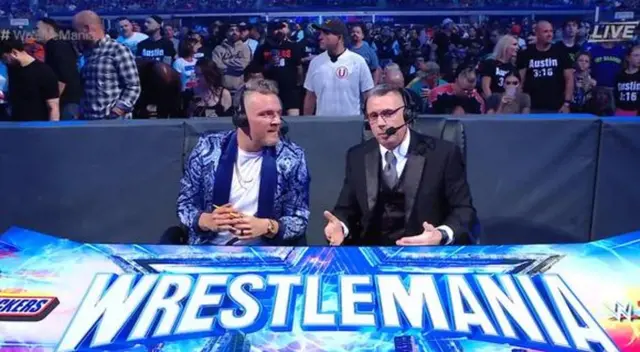 Hincha de Universitario se lució en WrestleMania 38 Hincha de Universitario se lució en WrestleMania 38