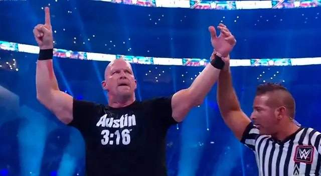Stone Cold derrotó a Kevin Owens en la lucha estelar