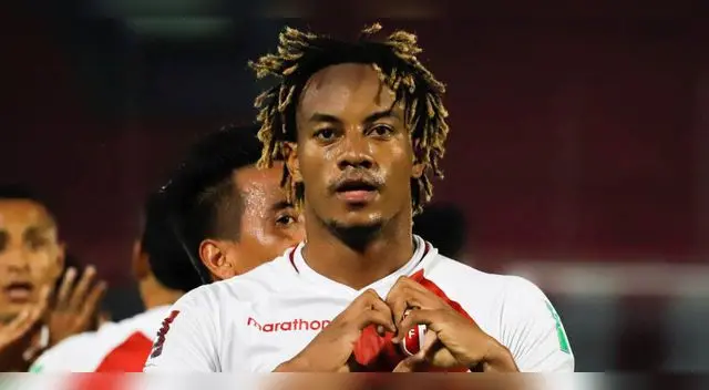 André Carrillo se adelanta y posa con el balón oficial del Mundial Qatar 2022