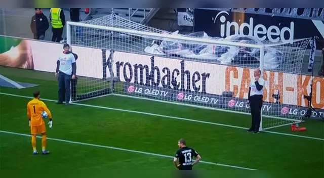 ¡Insólito! Dos personas se encadenaron al arco en partido de la Bundesliga ¡Insólito! Dos personas se encadenaron al arco en partido de la Bundesliga