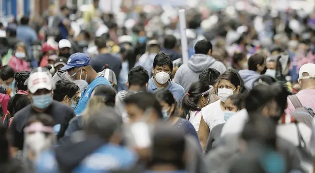 El uso de una mascarilla KN95 o dos quirúrgicas es obligatorio en Perú.