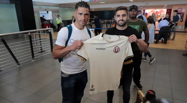 Jonathan Dos Santos y Luis Urruti posando con camiseta de la 'U'