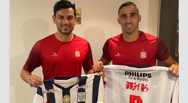 Alberto 'Tino' Costa y Hernán Pellerano posaron con camiseta de Alianza Lima