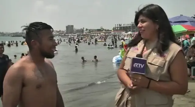 Turista sorprende a reportera en vivo y le pide su facebook Turista sorprende a reportera en vivo y le pide su facebook