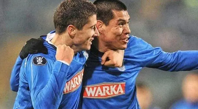 Hernán Rengifo y Robert Lewandowski en el Lech Poznan.