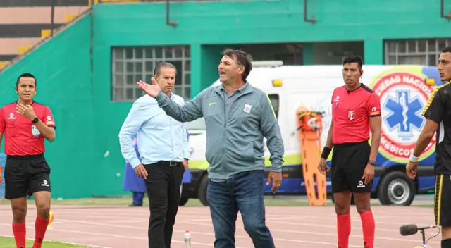 Carlos Bustos molestó con el arbitraje en el partido ante Cantolao. Carlos Bustos molestó con el arbitraje en el partido ante Cantolao.