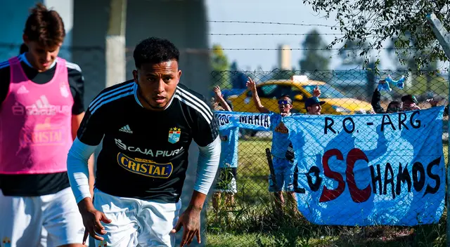 Sporting Cristal entrenó con el aliento de sus hinchas Sporting Cristal entrenó con el aliento de sus hinchas