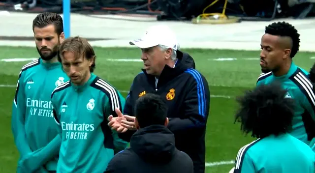 Carlo Ancelotti y las palabras al plantel de Real Madrid en el Etihad Stadium Carlo Ancelotti y las palabras al plantel de Real Madrid en el Etihad Stadium