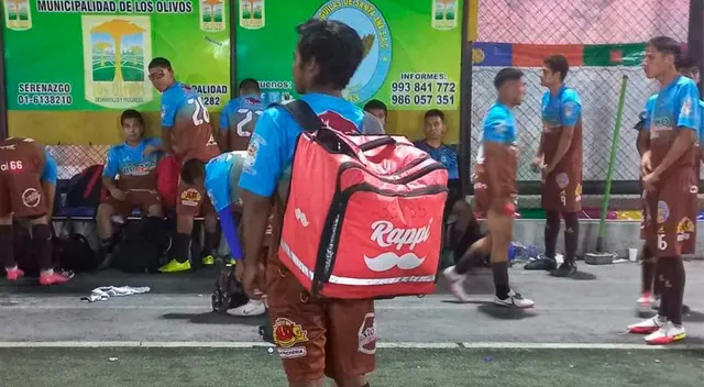 Futbolista de Copa Perú utilizó el entretiempo para entregar un delivery Futbolista de Copa Perú utilizó el entretiempo para entregar un delivery