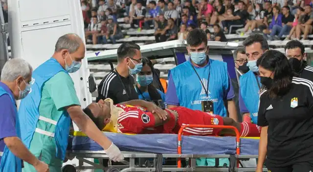 Loyola salió del campo en ambulancia y fue conducido a una clínica.