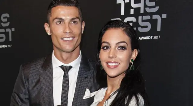 Cristiano Ronaldo muestra una fotografía de su hija recién nacida por primera vez Cristiano Ronaldo muestra una fotografía de su hija recién nacida por primera vez