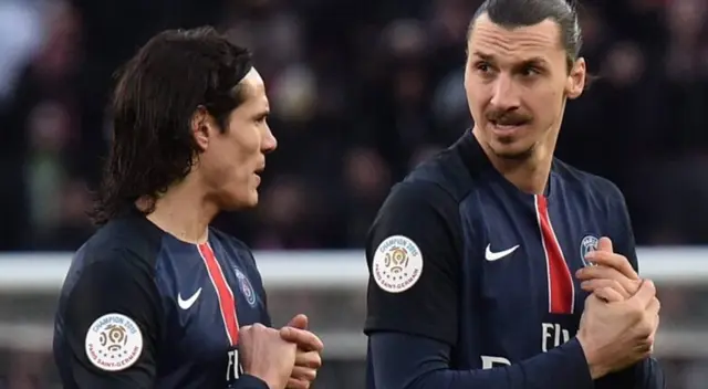 Zlatan Ibrahimovic junto a Edison Cavani con camiseta de PSG.