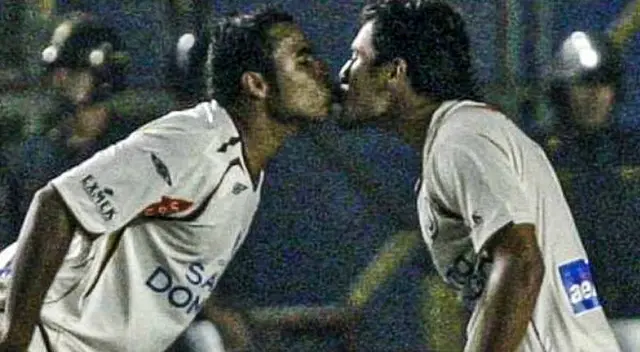 Donny Neyra y Malingas Jimenez protagonizaron beso durante Clásico Donny Neyra y Malingas Jimenez protagonizaron beso durante Clásico