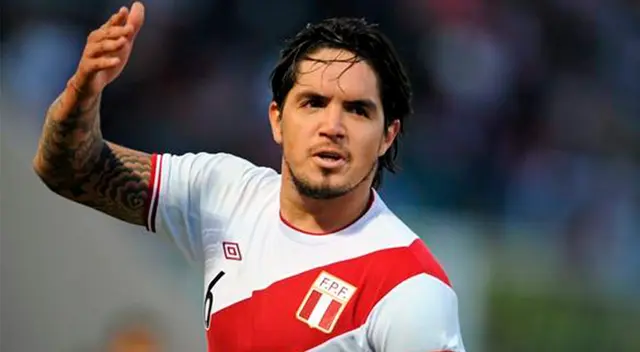 Juan Manuel Vargas luciendo la camiseta de la Selección Peruana