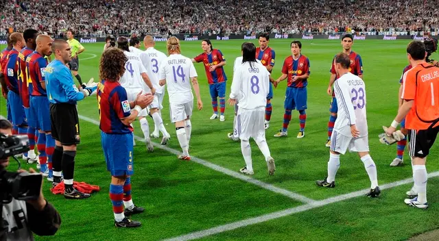 Real Madrid recibiendo el pasillo del Barcelona en 2008 Real Madrid recibiendo el pasillo del Barcelona en 2008