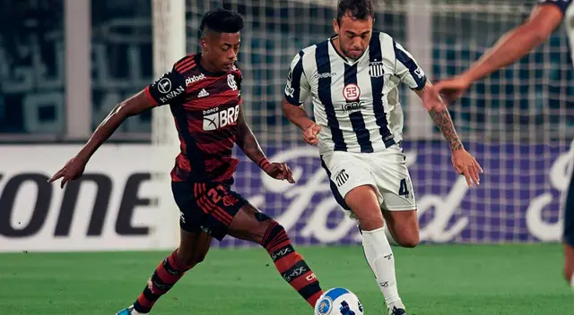 Flamengo robó un punto de oro a Talleres en Argentina.