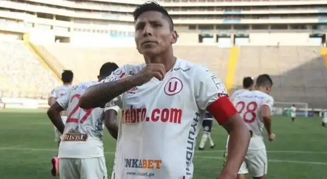 Ruidíaz debutó en el fútbol profesional con Universitario de Deportes en octubre del 2009.