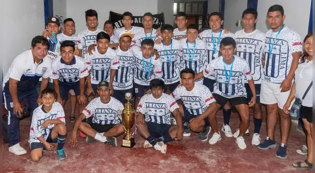 Alianza Santa Isabel celebrando su clasificación a la Fase Intedistrital de la Copa Perú
