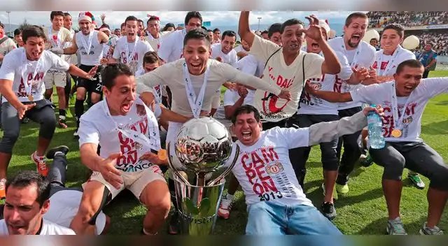Le dio un título a Universitario, pero se fue por la puerta falsa y ahora no encuentra equipo