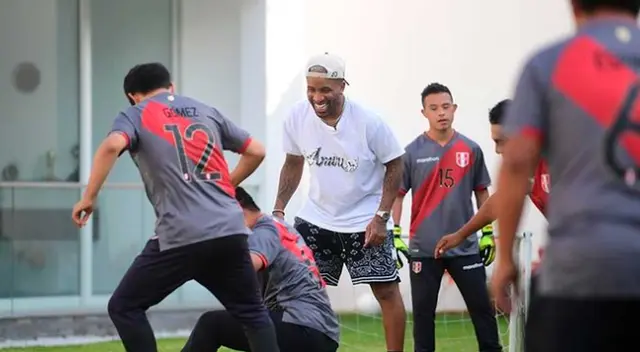 Farfán jugó una 'pichanga' con los chicos de la selección de Futsal Down.