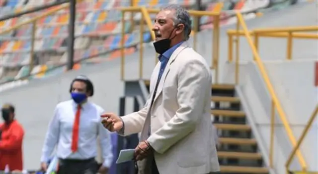 Mario Viera  mostró su descontento con árbitro del partido ante la 'U'.