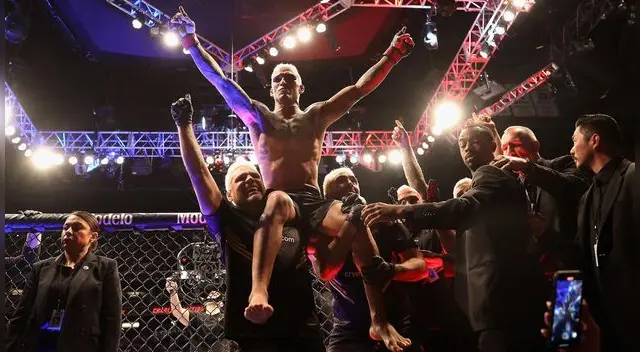 Charles Oliveira ganó la batalla estelardel UFC 274