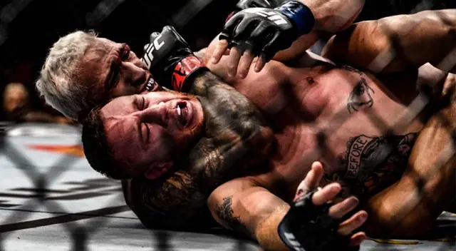 Charles Oliveira derrotó a Justin Gaethje