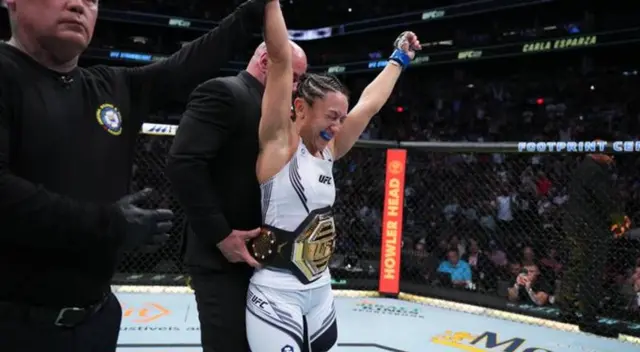 Carla Esparza recuperó el cinturón paja al vencer a Rose Namajunas en UFC274. Carla Esparza recuperó el cinturón paja al vencer a Rose Namajunas en UFC274.