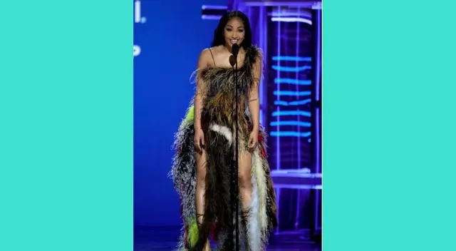Shenseea llamó la atención de los asistentes con un vestido cubierto por plumas de colores