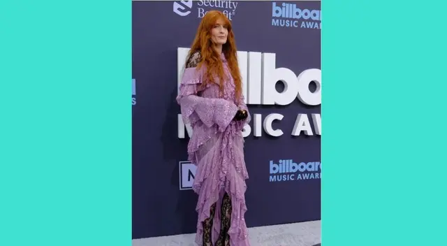 Florence Welch escogió un vestido con olanes y transparencia