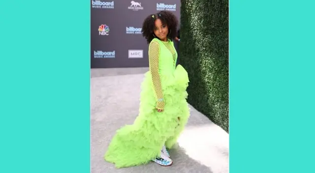 Mary Copeny asistió a los Billboard con un vestido llena de olanes