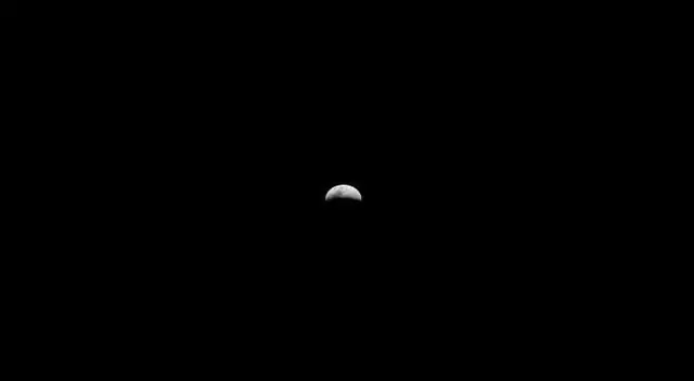 Inicio del eclipse solar