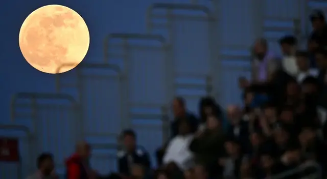 La Luna durante el partido de fútbol de Cagliari vs Inter de Milan