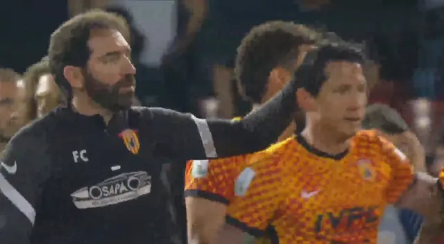 DT de Benevento se acercó a Lapadula tras su gol DT de Benevento se acercó a Lapadula tras su gol