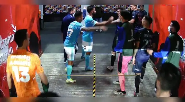 Jugadores de Sporting Cristal y Talleres casi se van a los golpes en el camerino Jugadores de Sporting Cristal y Talleres casi se van a los golpes en el camerino