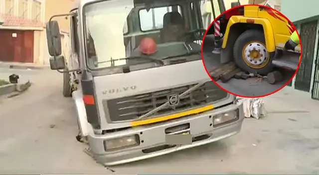Camión se hunde en pista en mal estado y grúa que lo iba a rescatar también se termina hundida Camión se hunde en pista en mal estado y grúa que lo iba a rescatar también se termina hundida