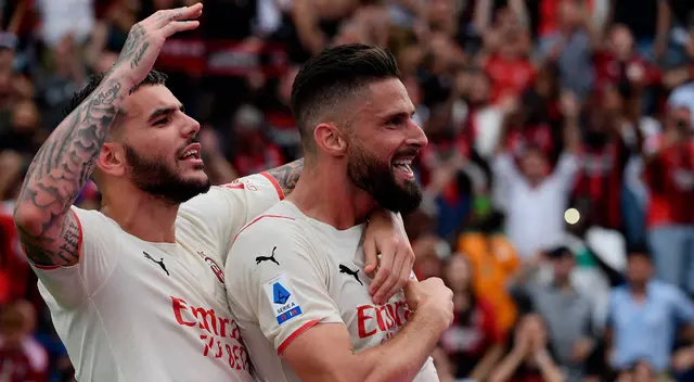 Los franceses Giroud y Hernández festejan en el triunfo del AC Milan Los franceses Giroud y Hernández festejan en el triunfo del AC Milan