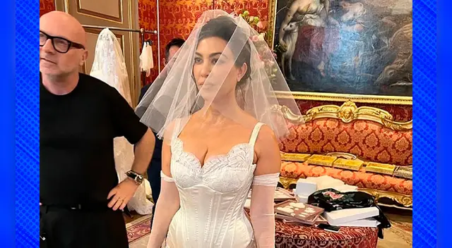 La novia optó por usar un peculiar mini vestido que fue acompañado por un largo velo.