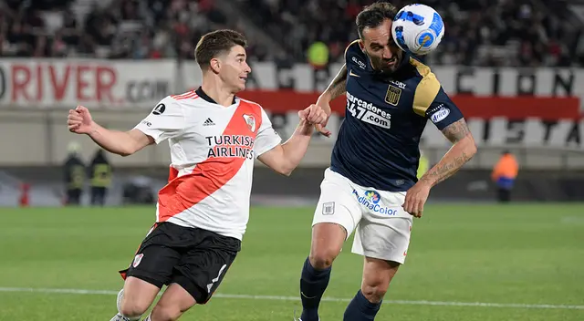 Julián Álvarez disputa el balón con Pablo Míguez Julián Álvarez disputa el balón con Pablo Míguez