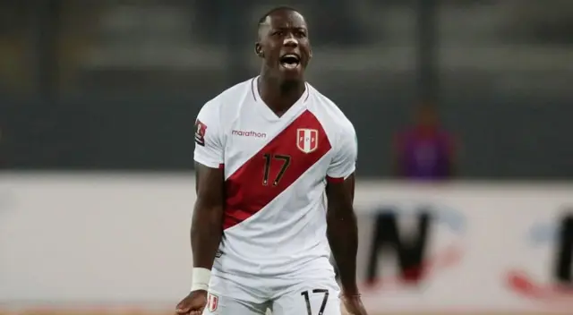 Luis Advíncula viajará con la selección a Barcelona tras superar pruebas médicas. Luis Advíncula viajará con la selección a Barcelona tras superar pruebas médicas.