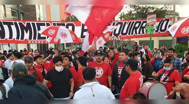¡Banderazo blanquirrojo! Cientos de hinchas se reúnen afuera del hotel donde concentra Perú ¡Banderazo blanquirrojo! Cientos de hinchas se reúnen afuera del hotel donde concentra Perú
