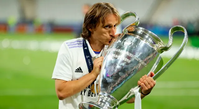 Luka Modric con el trofeo de la Champions League 2022