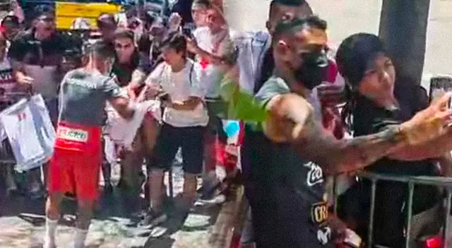 Christian Cueva y Yoshimar Yotún pasan cálido momento con hinchas Christian Cueva y Yoshimar Yotún pasan cálido momento con hinchas