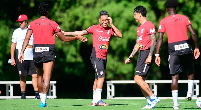 Gianluca Lapadula cerca de Christian Cueva durante los entrenamientos Gianluca Lapadula cerca de Christian Cueva durante los entrenamientos