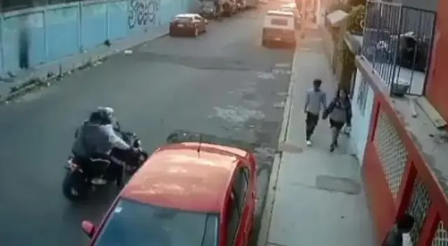 Enamorado sale huyendo de robo y deja sola a su pareja. Enamorado sale huyendo de robo y deja sola a su pareja.